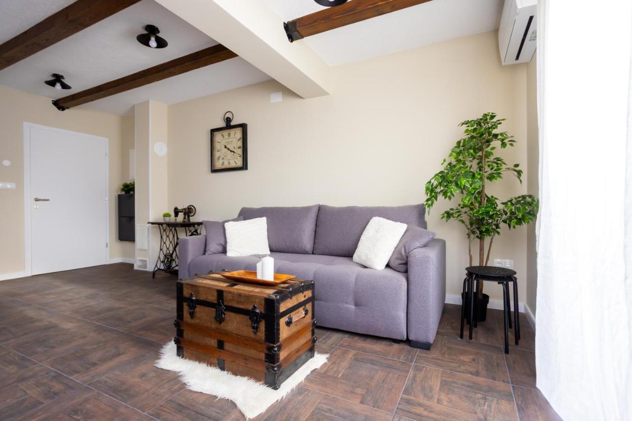 Fe Apartment *